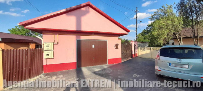 Casa str. Horea Tecuci - intrare garaj