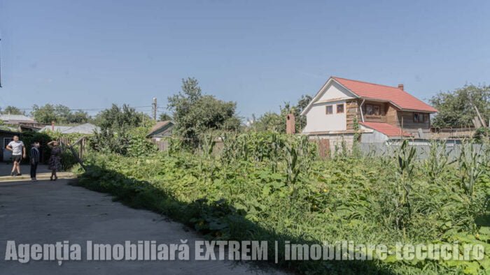 Casa cu 8 camere la rosu in Tecuci - Exterior gradina 1