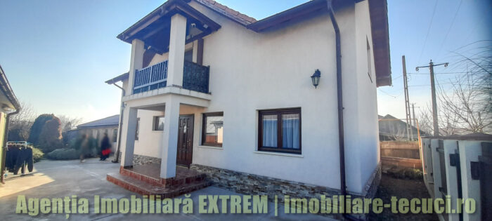 Vilă cu 8 camere şi 700 mp_în Matca_ext 1