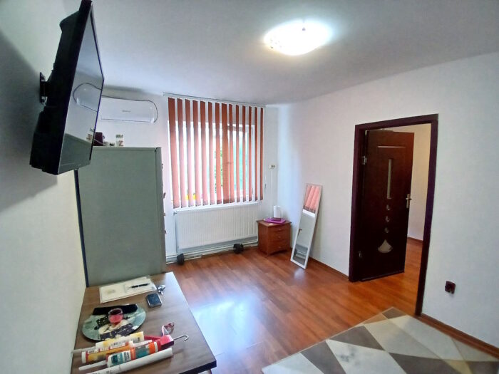 Apartament cu 2 camere etaj 1 zonă centrală în Tecuci