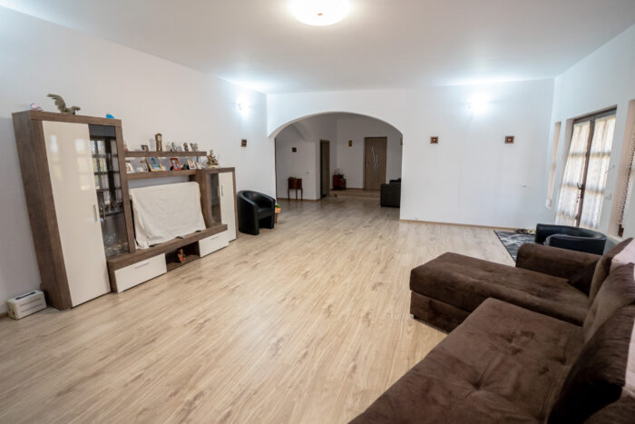 Casa cu 7 camere și 8000mp teren în Furceni (13)